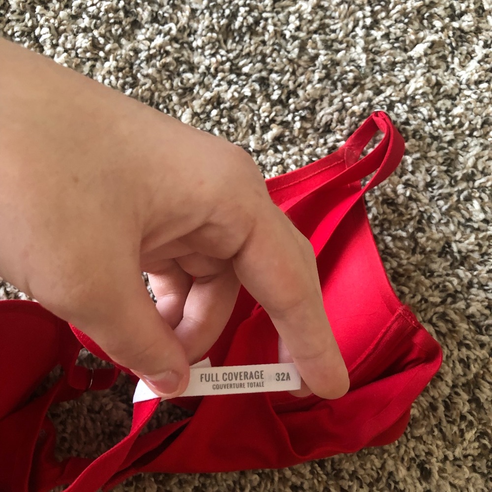 Red Bra - Picture 4 of 4